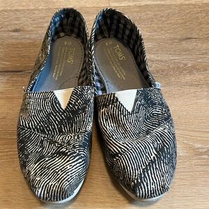 Toms slide on shoe, 8  W Black & Cream